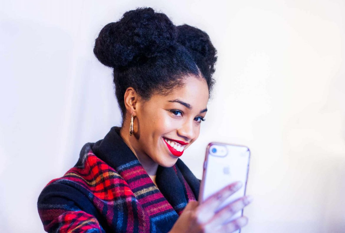 How Blogging (And Social Media) Destroyed and Boosted my self esteem. | Natural Hair Blogger taking a selfie